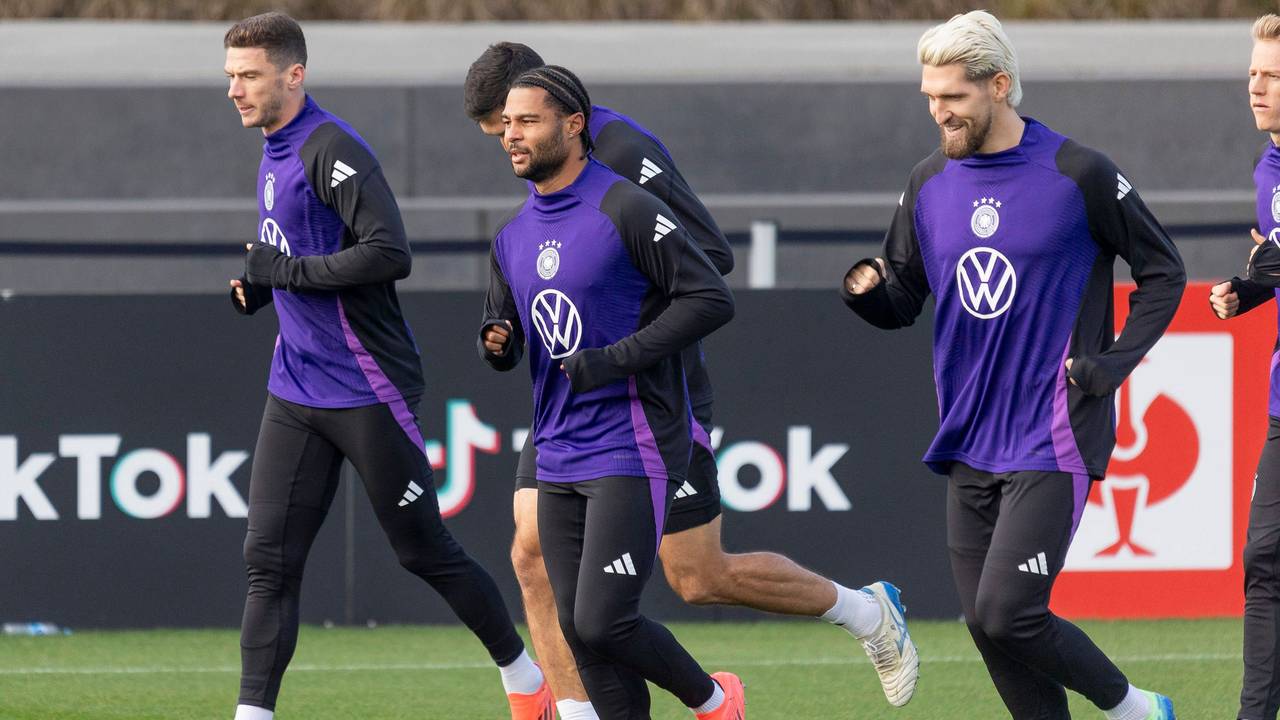 Robin Gosens, Serge Gnabry und Robert Andrich beim Training.