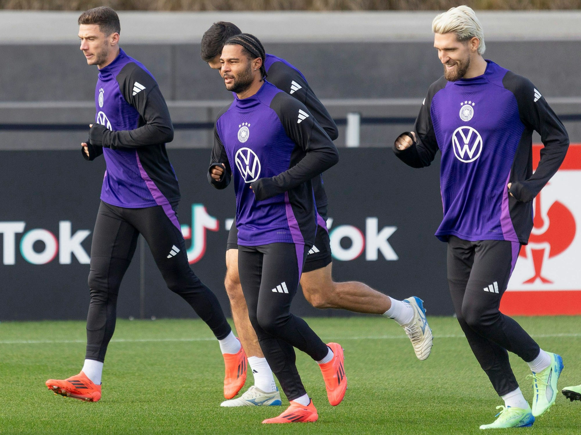 Robin Gosens, Serge Gnabry und Robert Andrich beim Training.
