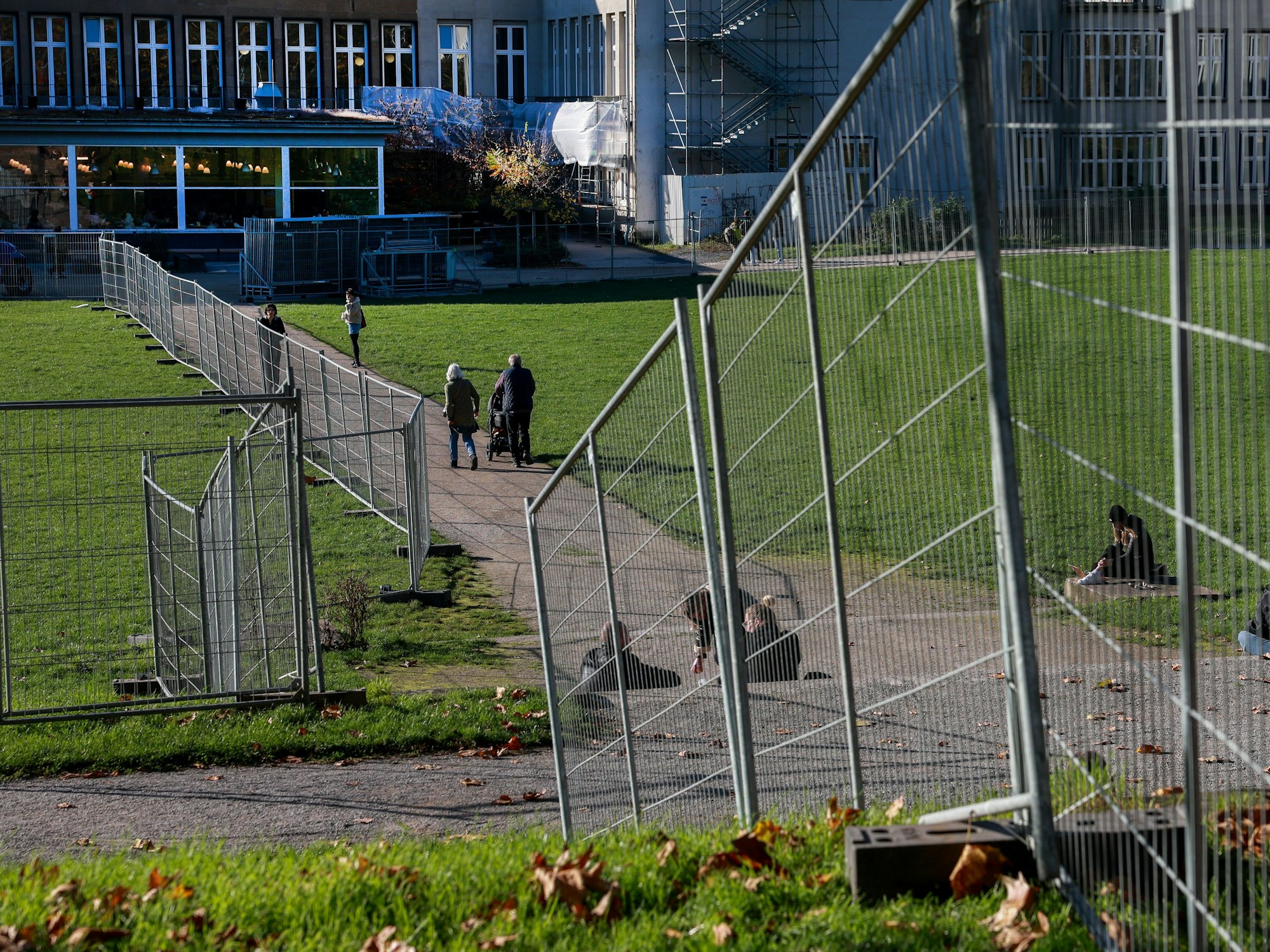 Vorbereitungen für den 11.11.2024.
Absperrungen für die Sessionseröffnung an der Zülpicher Straße.