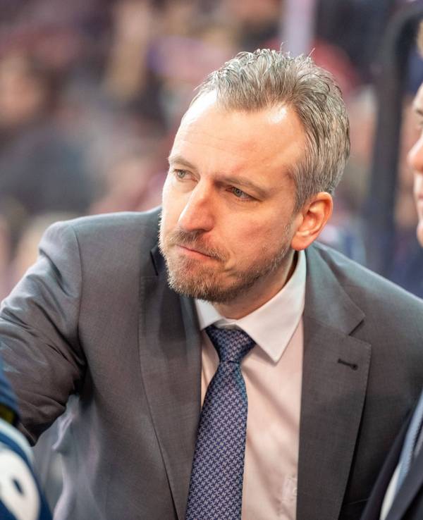 Max Kaltenhauser klatscht mit einem Spieler ab.