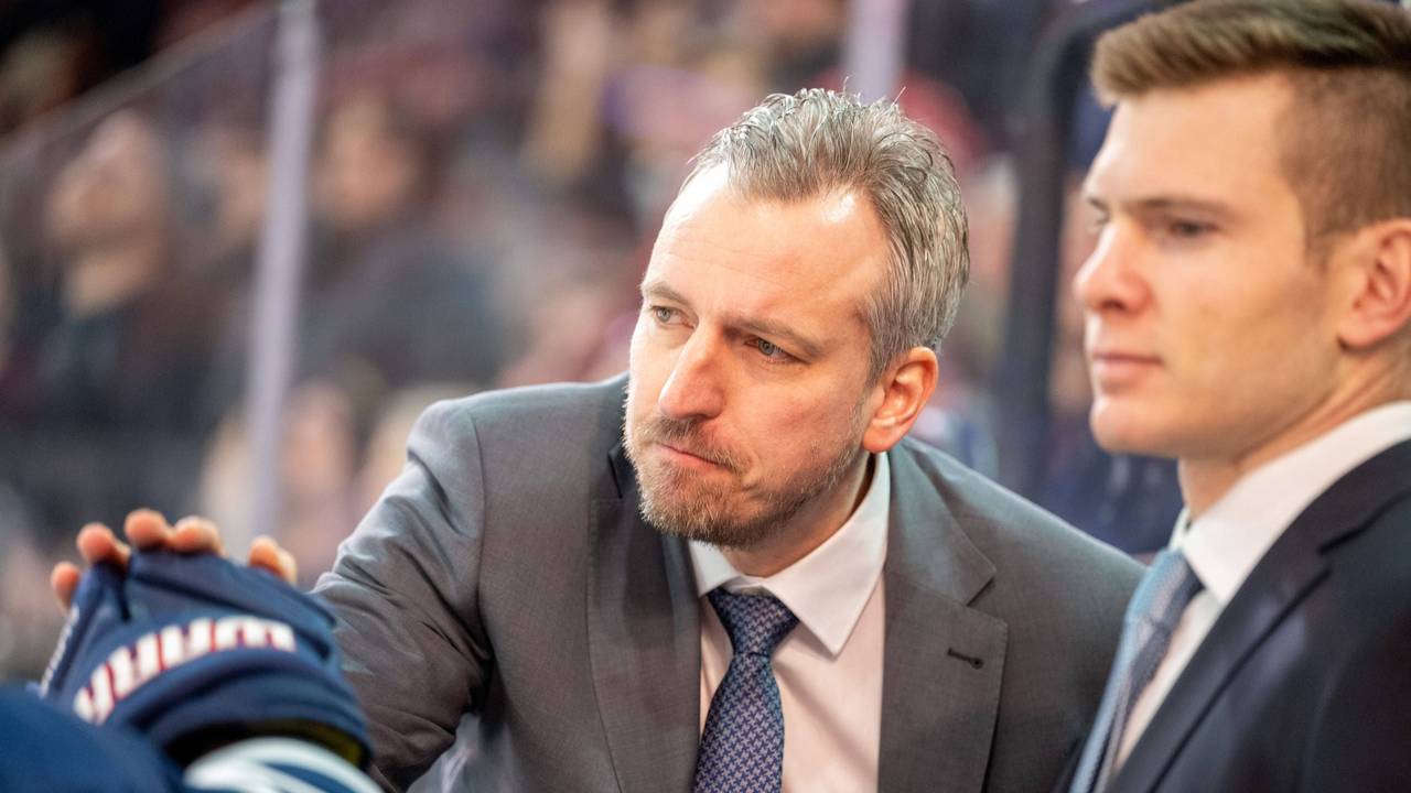 Max Kaltenhauser klatscht mit einem Spieler ab.
