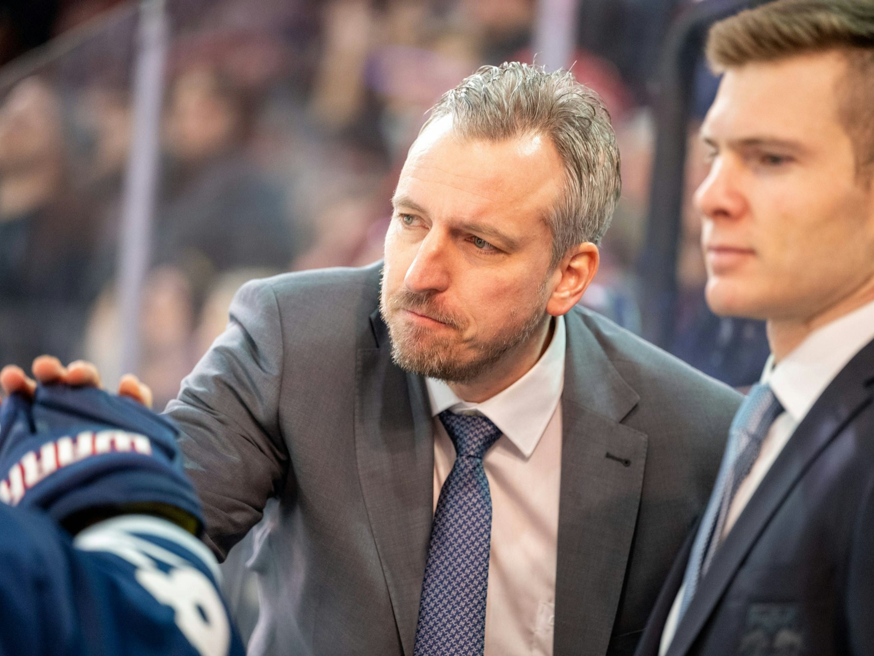 Max Kaltenhauser klatscht mit einem Spieler ab.