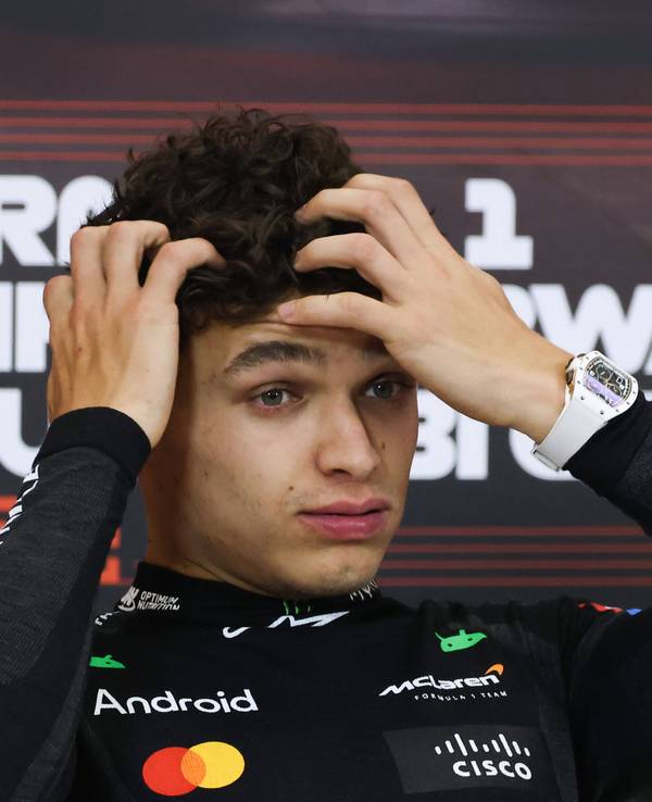 Lando Norris fährt sich bei einer Pressekonferenz durch die Haare.
