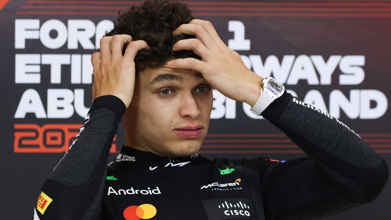 Lando Norris fährt sich bei einer Pressekonferenz durch die Haare.