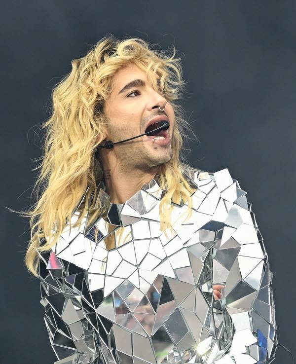 Bill Kaulitz von der Band Tokio Hotel steht im September 2024 beim Glücksgefühle-Festival auf dem Hockenheimring auf der Bühne.