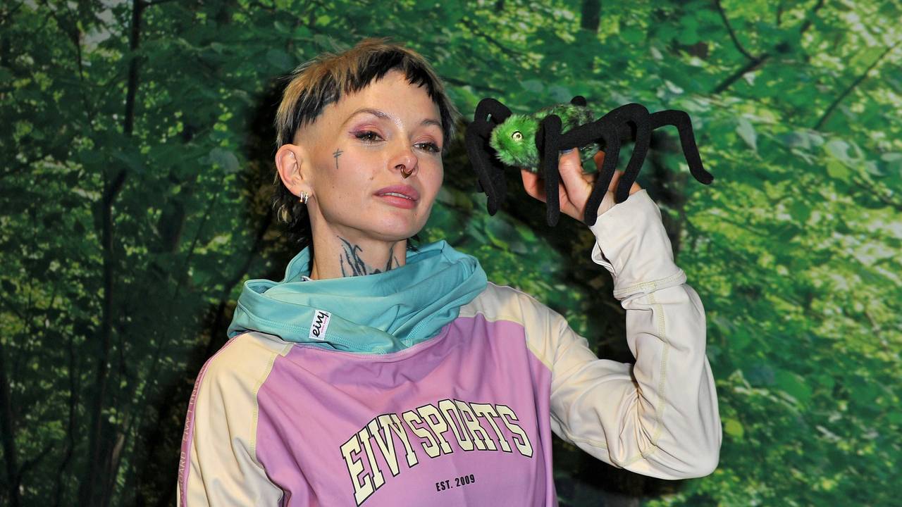 Edith Stehfest hält eine Stoffspinne in der Hand.