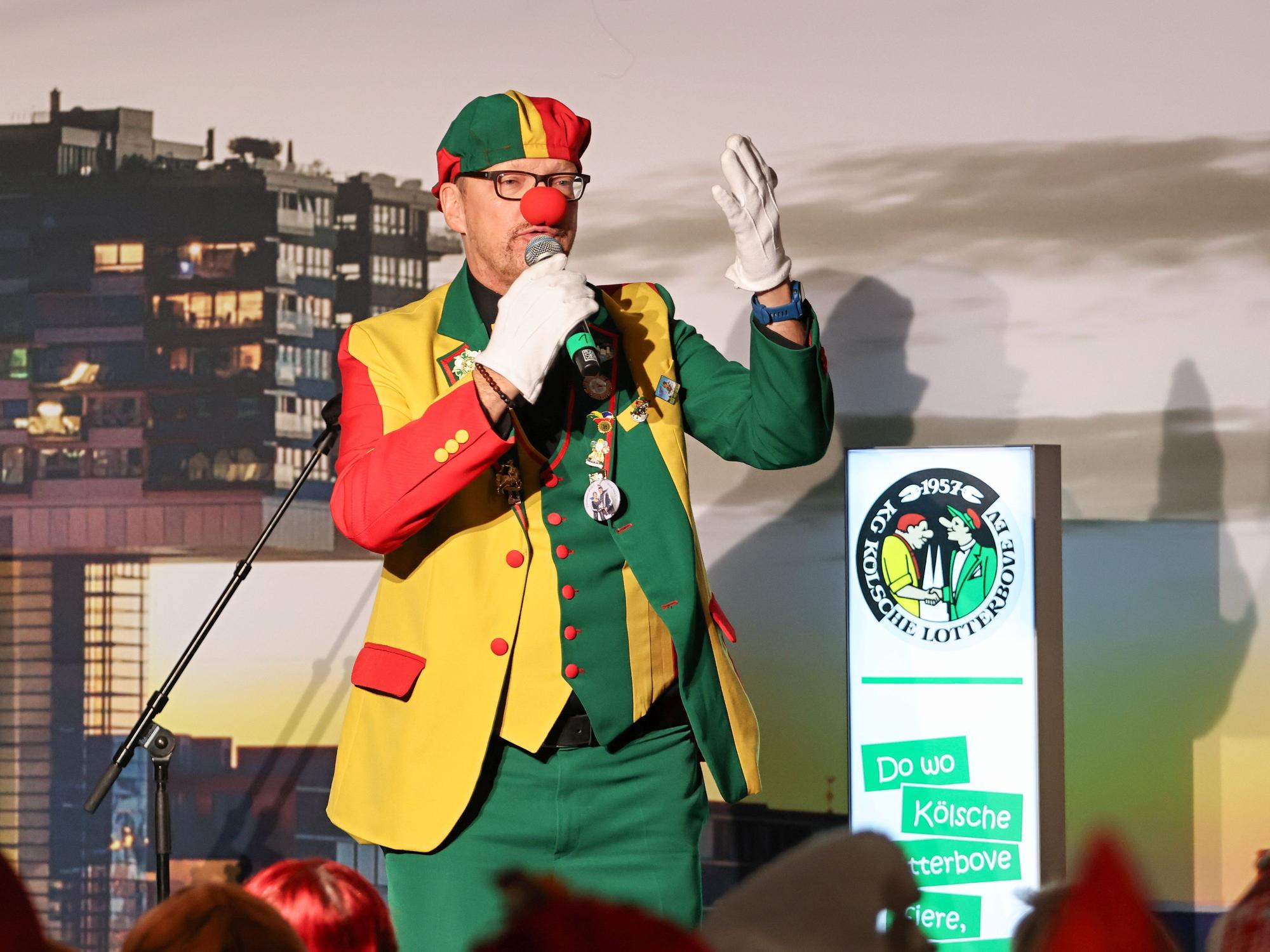 Jörg Runge steht bei seinem Vortrag auf der Bühne.