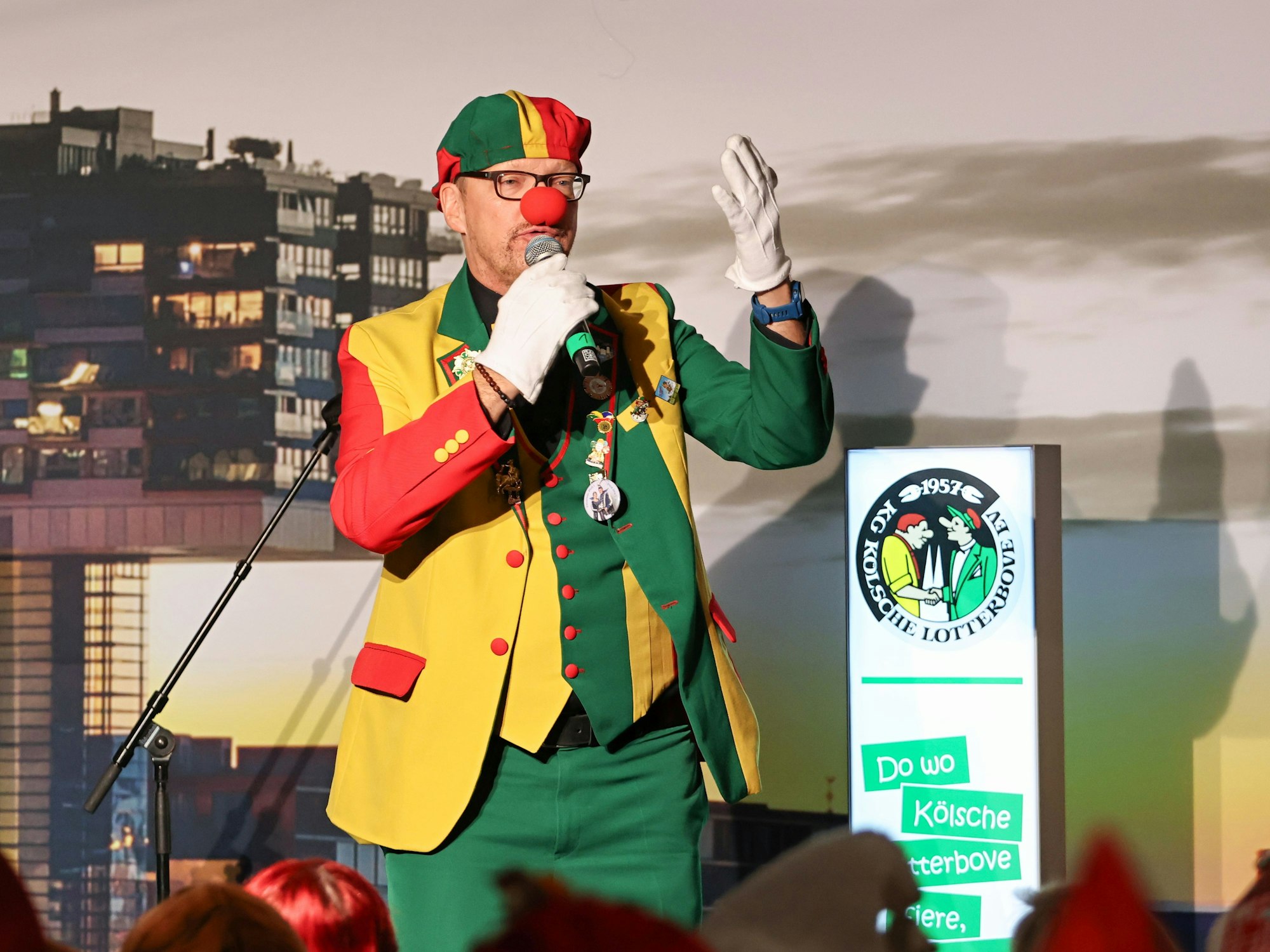 Jörg Runge steht bei seinem Vortrag auf der Bühne.