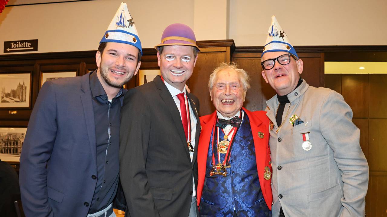 Michael Kuhl, Boris Müller, Ludwig Sebus und JP Weber feiern zusammen.