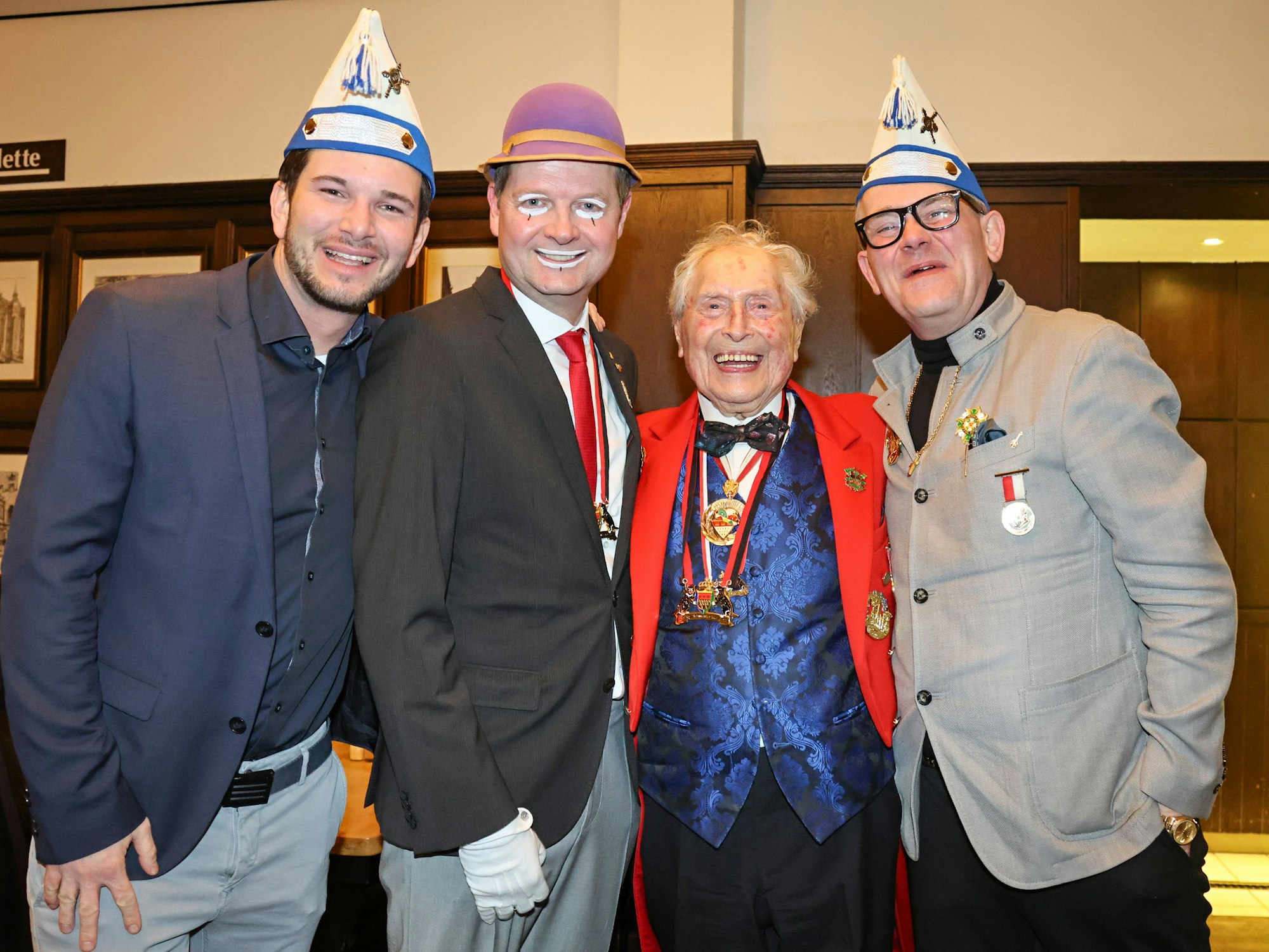 Michael Kuhl, Boris Müller, Ludwig Sebus und JP Weber feiern zusammen.