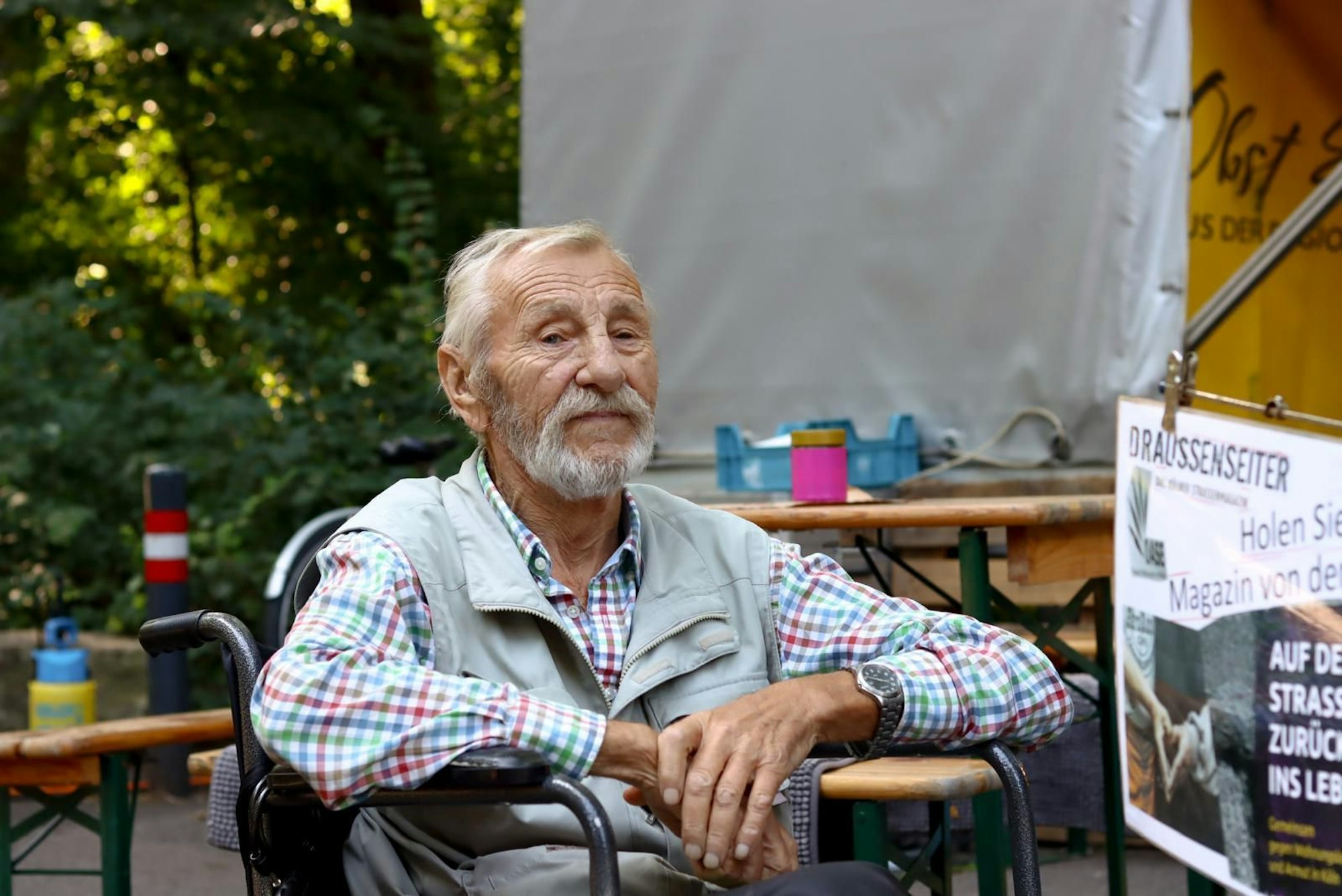 Ein Mann posiert für ein Foto auf einem Rollstuhl.