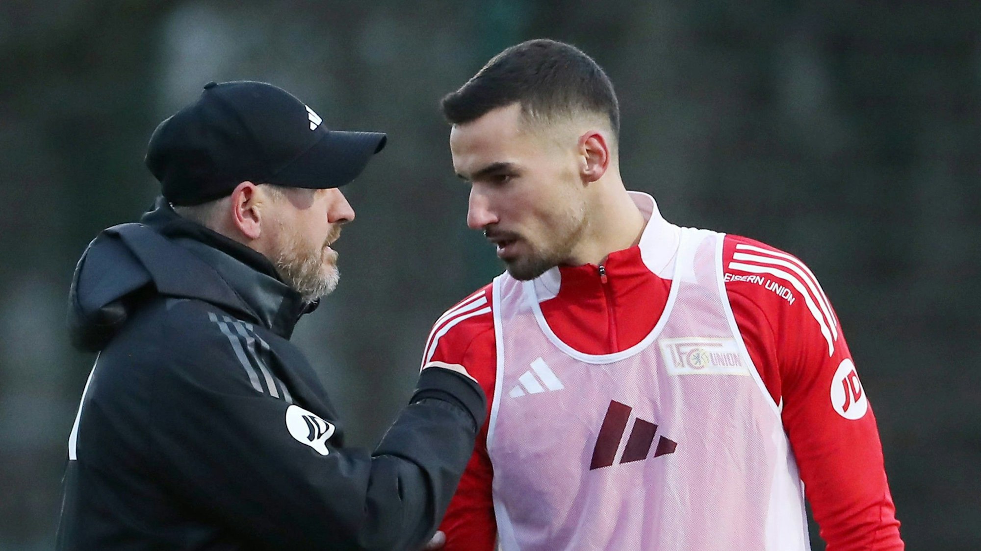 Steffen Baumgart am 2. Januar 2025 im Training von Union Berlin mit Stürmer Ivan Prtajin.