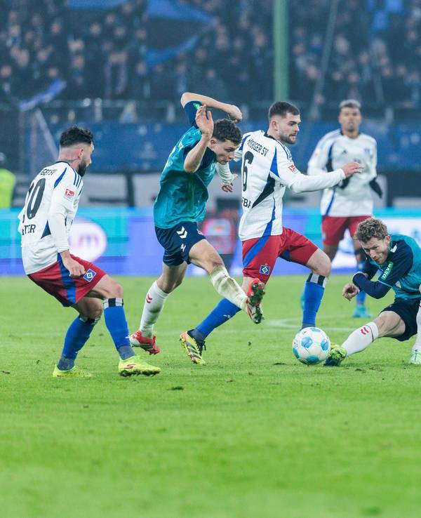 Eric Martel und Florian Kainz (1. FC Köln) im Spiel beim Hamburger SV.