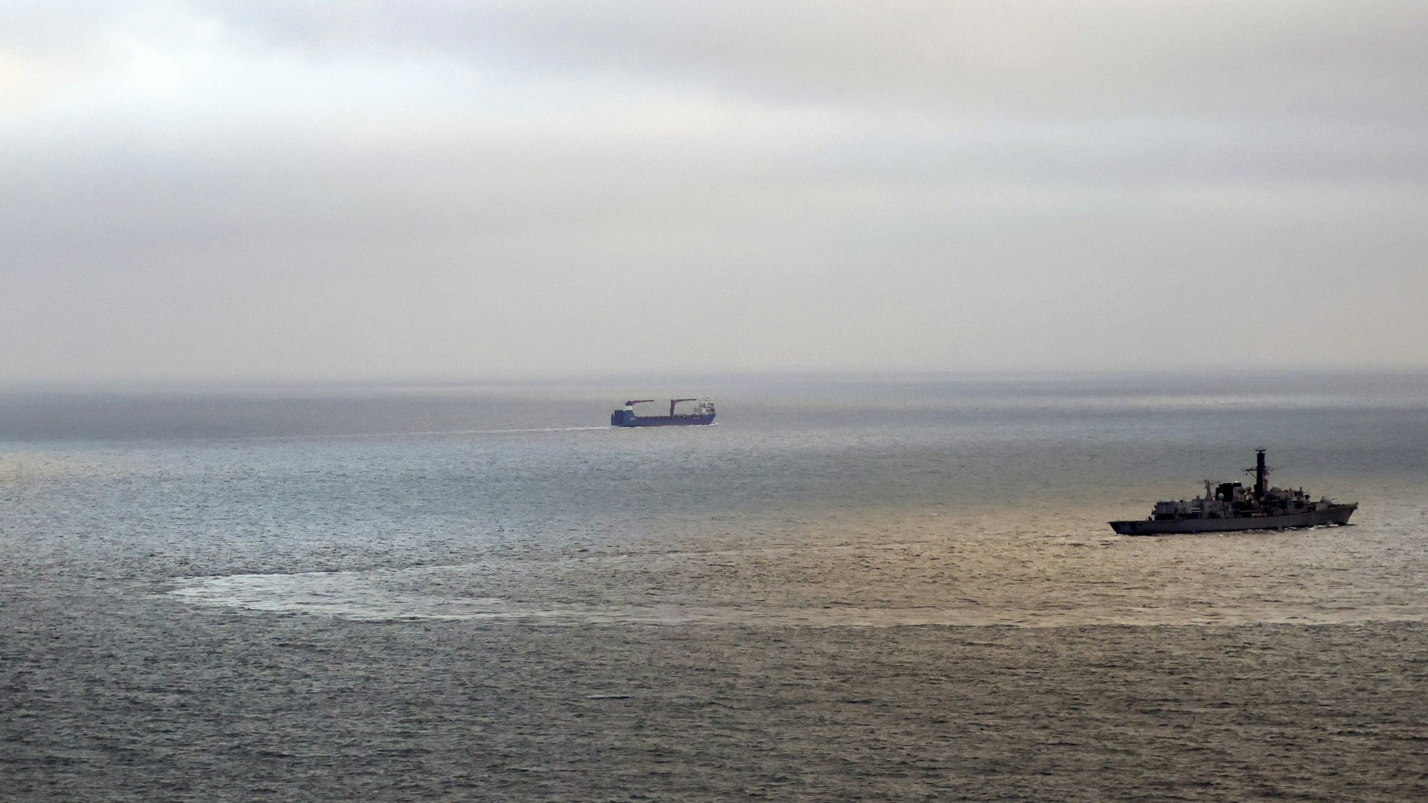 Undatiertes, von der Royal Navy herausgegebenes Handout-Foto der HMS Somerset (r.), die die russische Korvette RFS Soobrazitelny (links) und das Unterstützungsschiff MV Sparta II (Mitte) bewacht. Vor wenigen Wochen wurde ein russisches Schiff in britischen Gewässern über kritischer Unterwasserinfrastruktur entdeckt. Jetzt ist es wieder da.