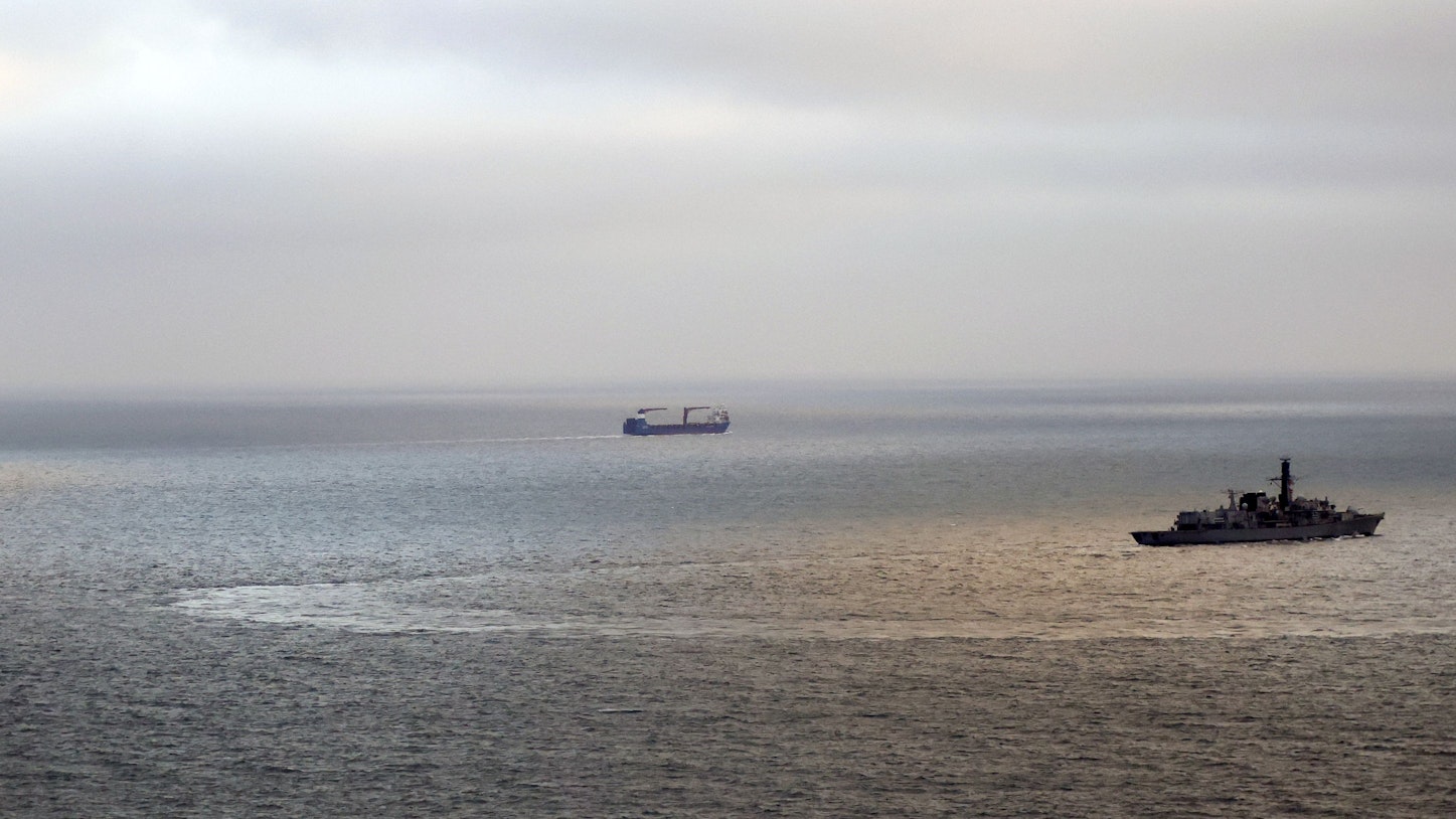 Undatiertes, von der Royal Navy herausgegebenes Handout-Foto der HMS Somerset (r.), die die russische Korvette RFS Soobrazitelny (links) und das Unterstützungsschiff MV Sparta II (Mitte) bewacht. Vor wenigen Wochen wurde ein russisches Schiff in britischen Gewässern über kritischer Unterwasserinfrastruktur entdeckt. Jetzt ist es wieder da.