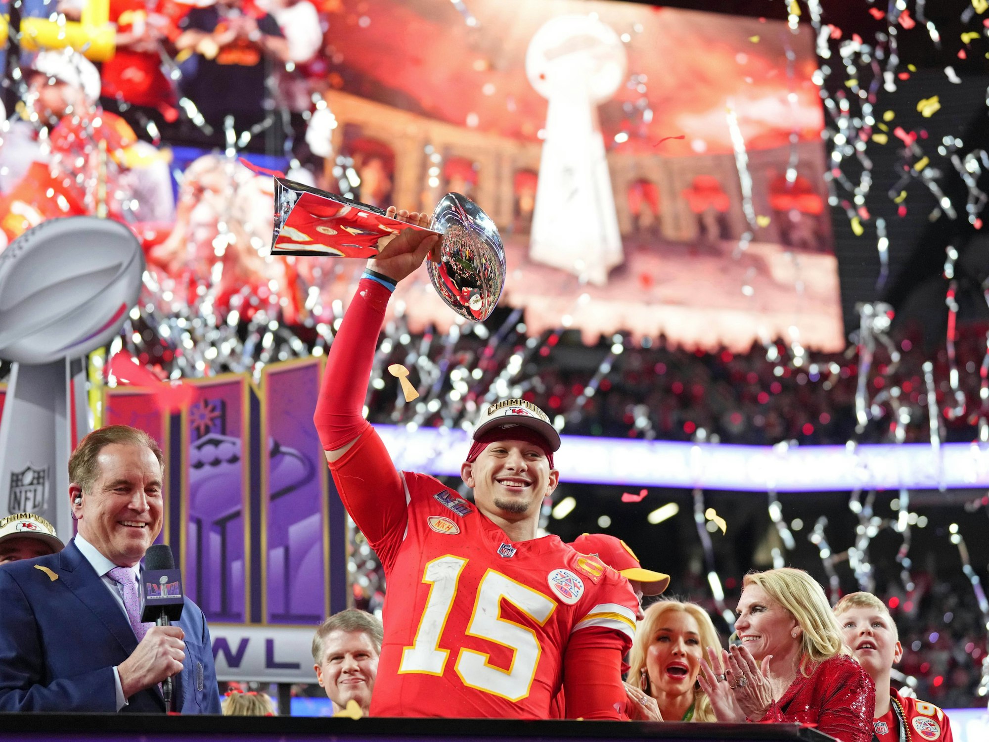 Patrick Mahomes hält die Lombardi Trophäe in die Höhe.