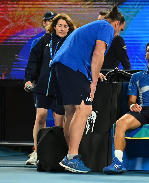 Novak Djokovic wird behandelt.