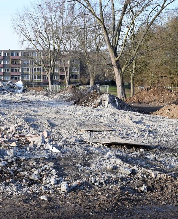 Ein Bagger räumt Schutt bei Seite.