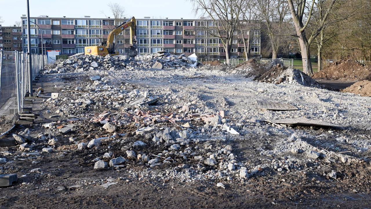 Ein Bagger räumt Schutt bei Seite.