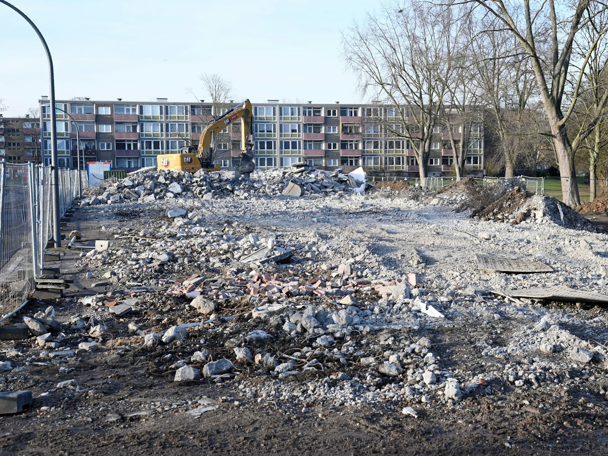 Ein Bagger räumt Schutt bei Seite.