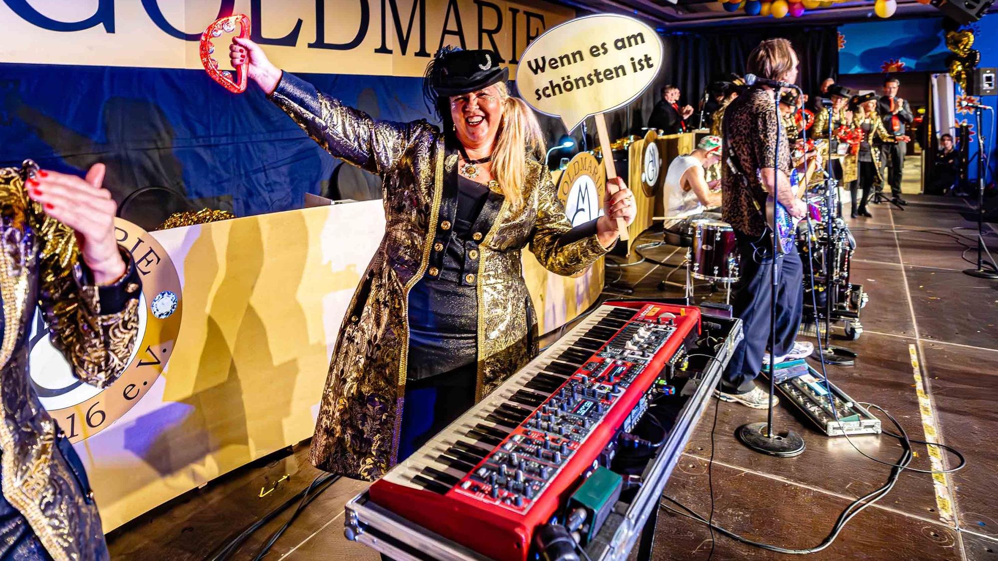 Goldmarie-Präsidentin Tanja Spiegel auf der Bühne.