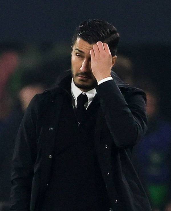 Nuri Sahin kratzt sich verzweifelt an der Stirn.