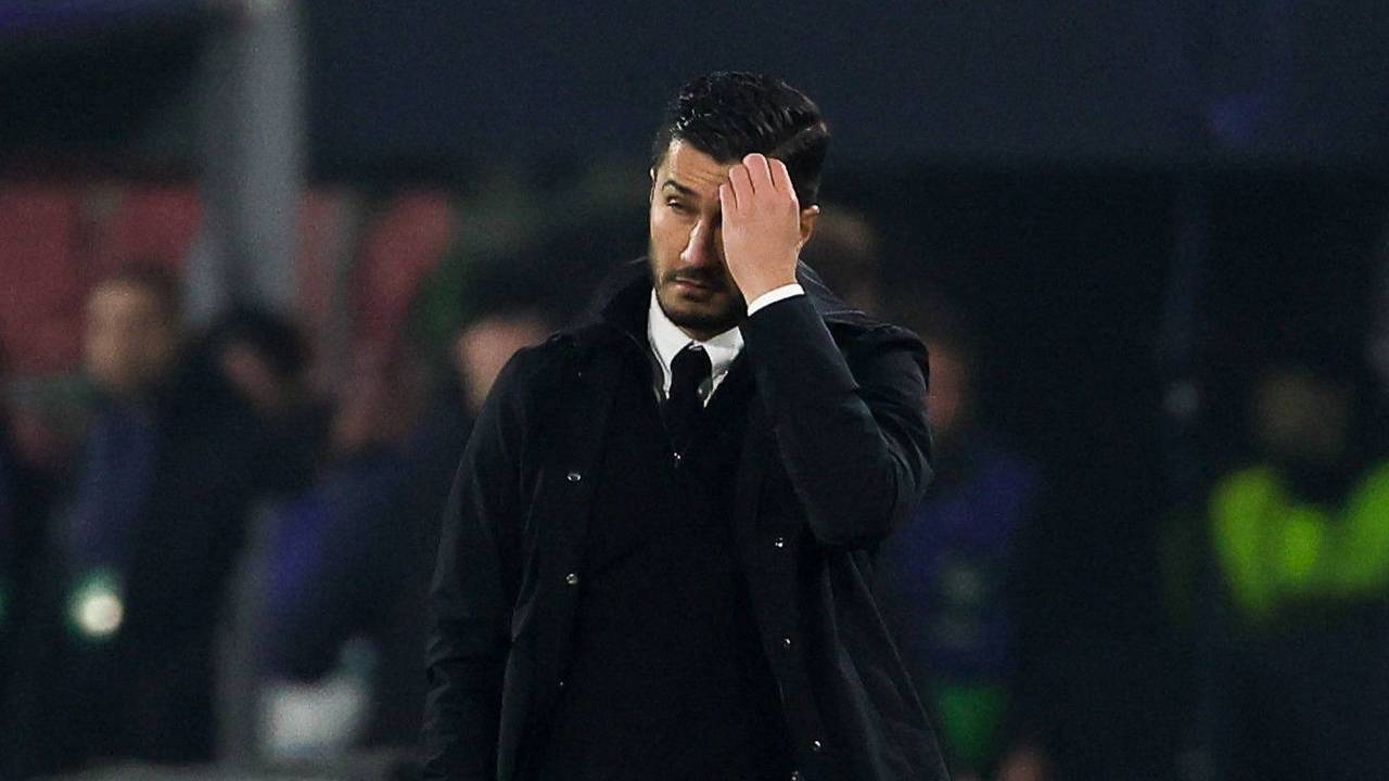 Nuri Sahin kratzt sich verzweifelt an der Stirn.