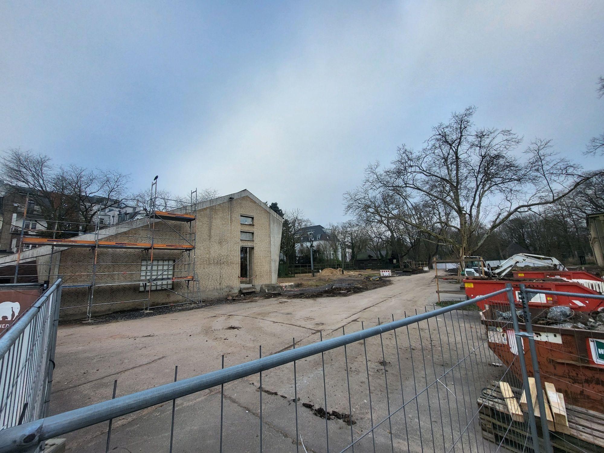 Baustelle im Kölner Zoo. Hier wird die alte Giraffenanlage umgebaut.