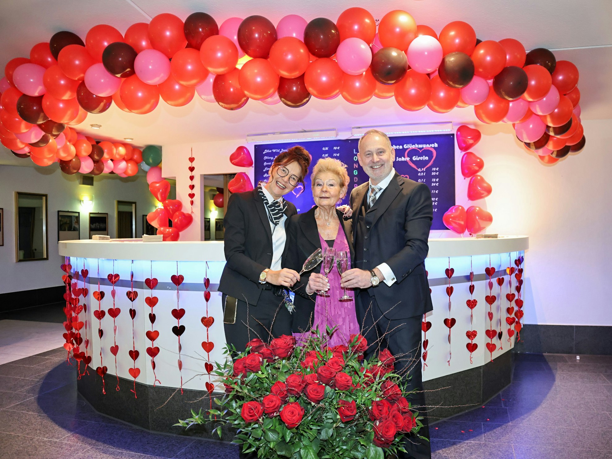 Rosen und Ballons für Gisela Mölken im Sartory.