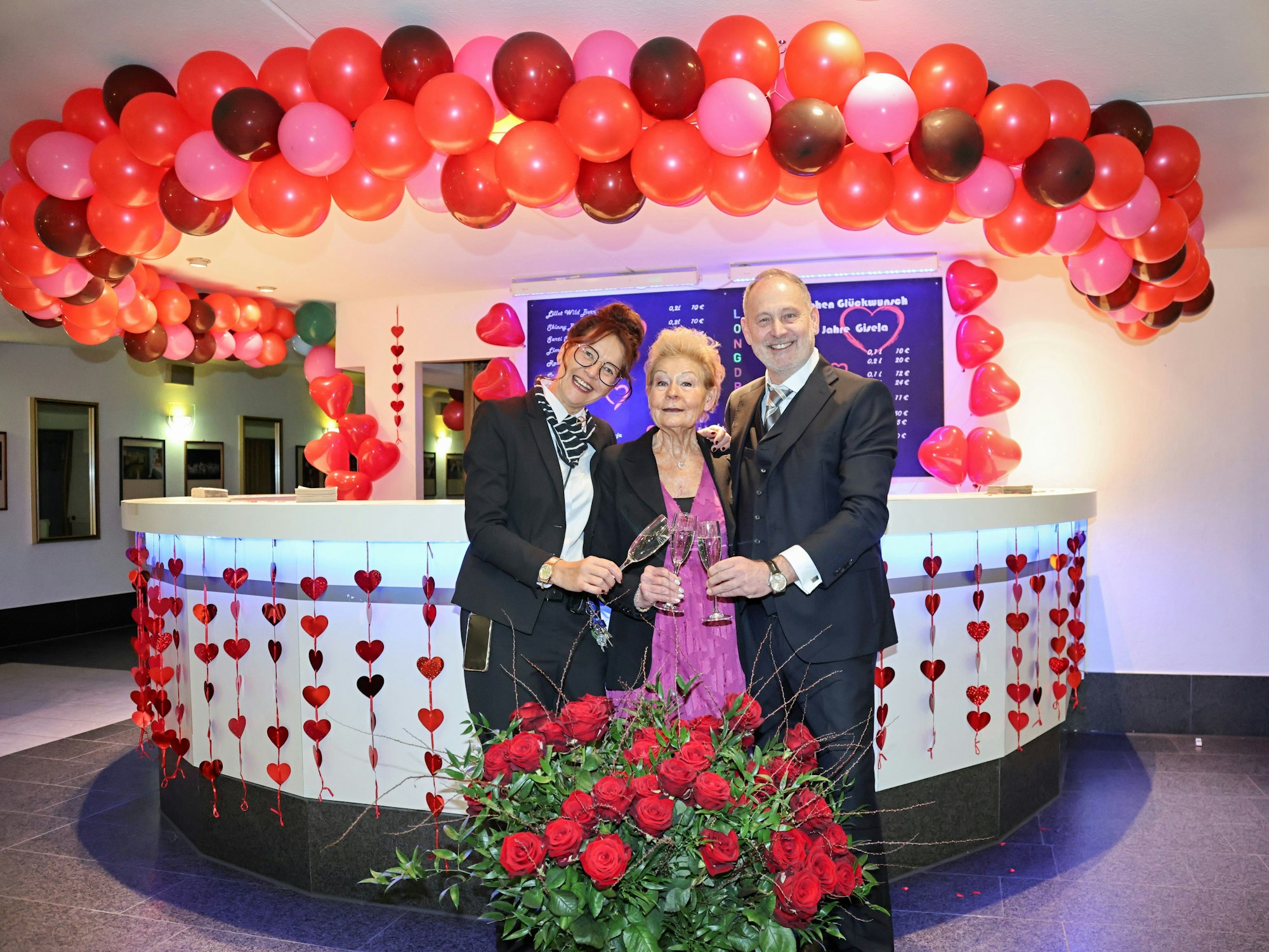 Rosen und Ballons für Gisela Mölken im Sartory.