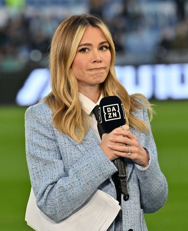 Diletta Leotta mit DAZN-Mikro in der Hand.