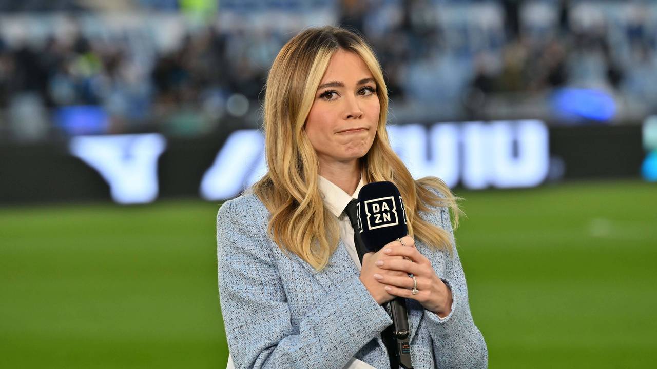 Diletta Leotta mit DAZN-Mikro in der Hand.
