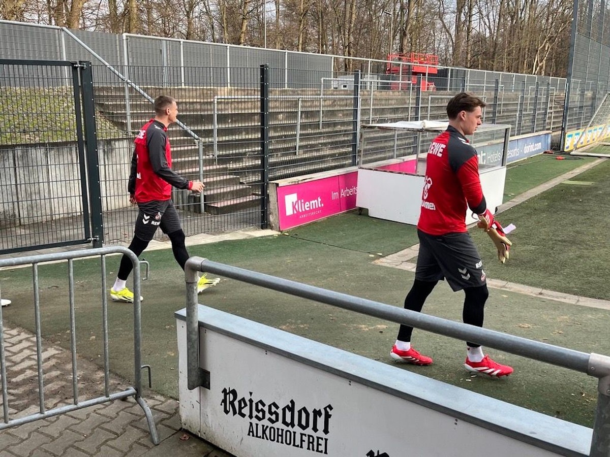 Jonas Urbig geht beim Training des 1. FC Köln auf den Platz.