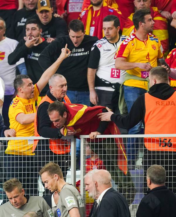 Ordner versuchen die nordmazedonischen Fans in den Griff zu bekommen.