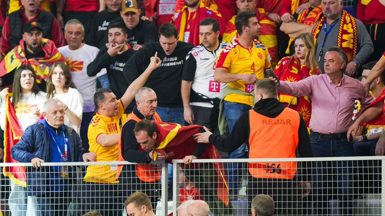 Ordner versuchen die nordmazedonischen Fans in den Griff zu bekommen.