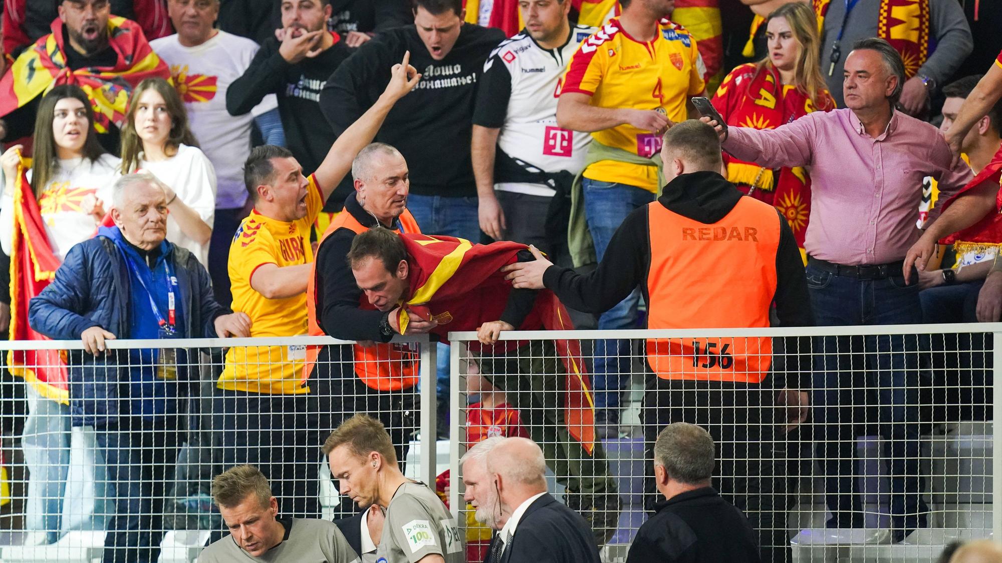 Ordner versuchen die nordmazedonischen Fans in den Griff zu bekommen.