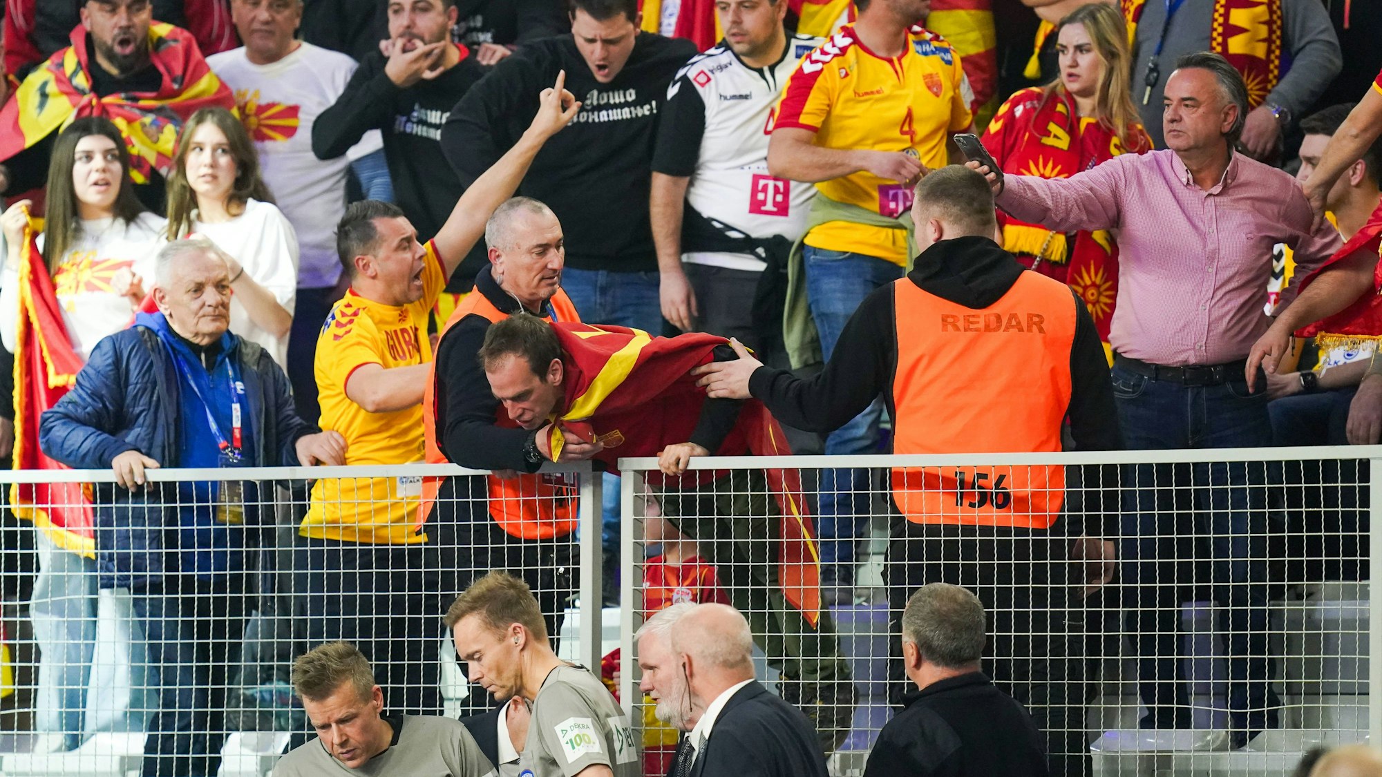 Ordner versuchen die nordmazedonischen Fans in den Griff zu bekommen.