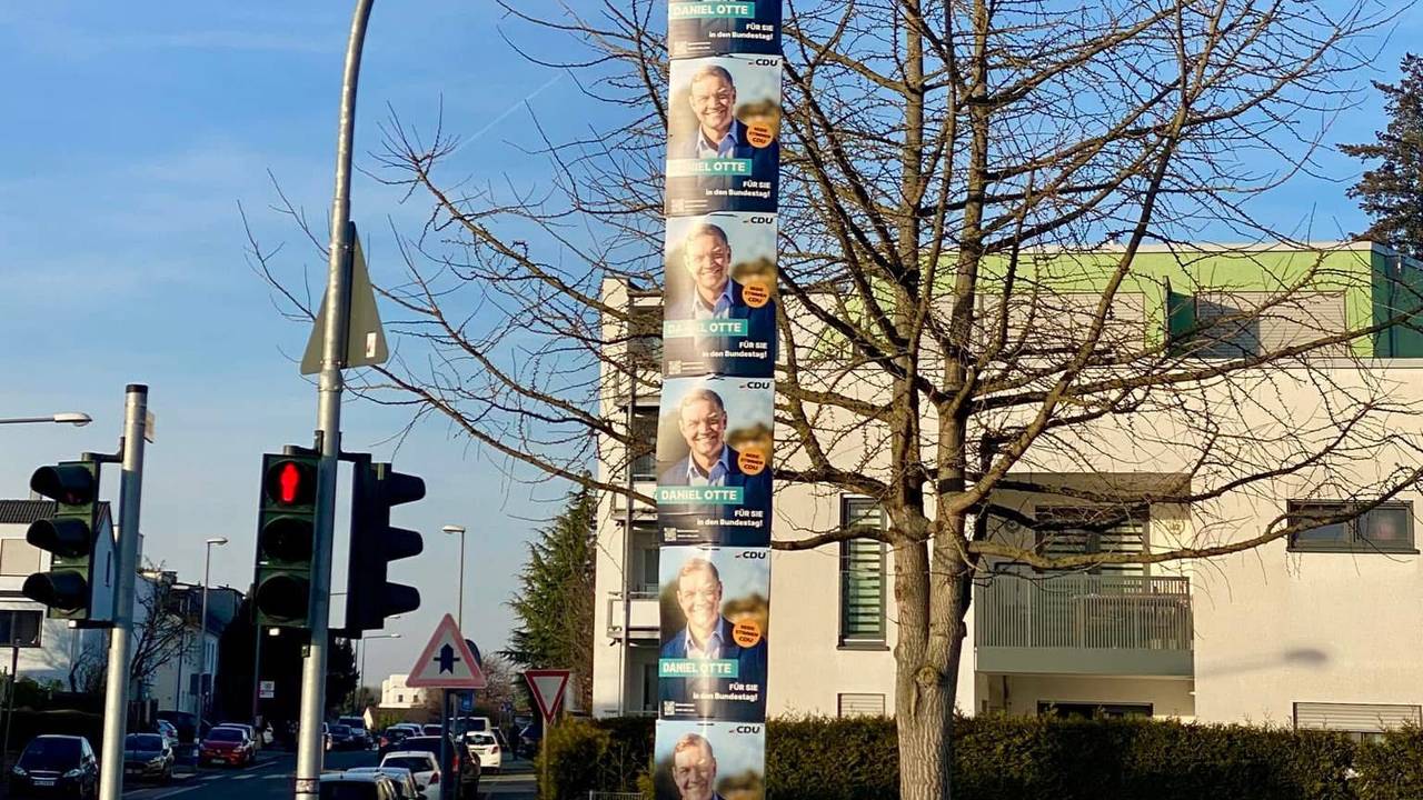 Wahlplakate hängen an einem Lichtmast