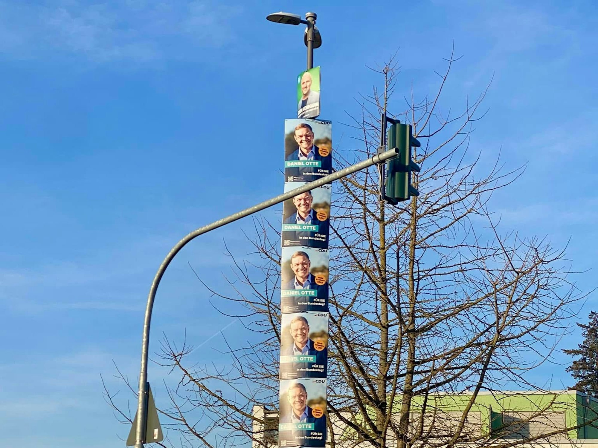 Wahlplakate hängen an einem Lichtmast.