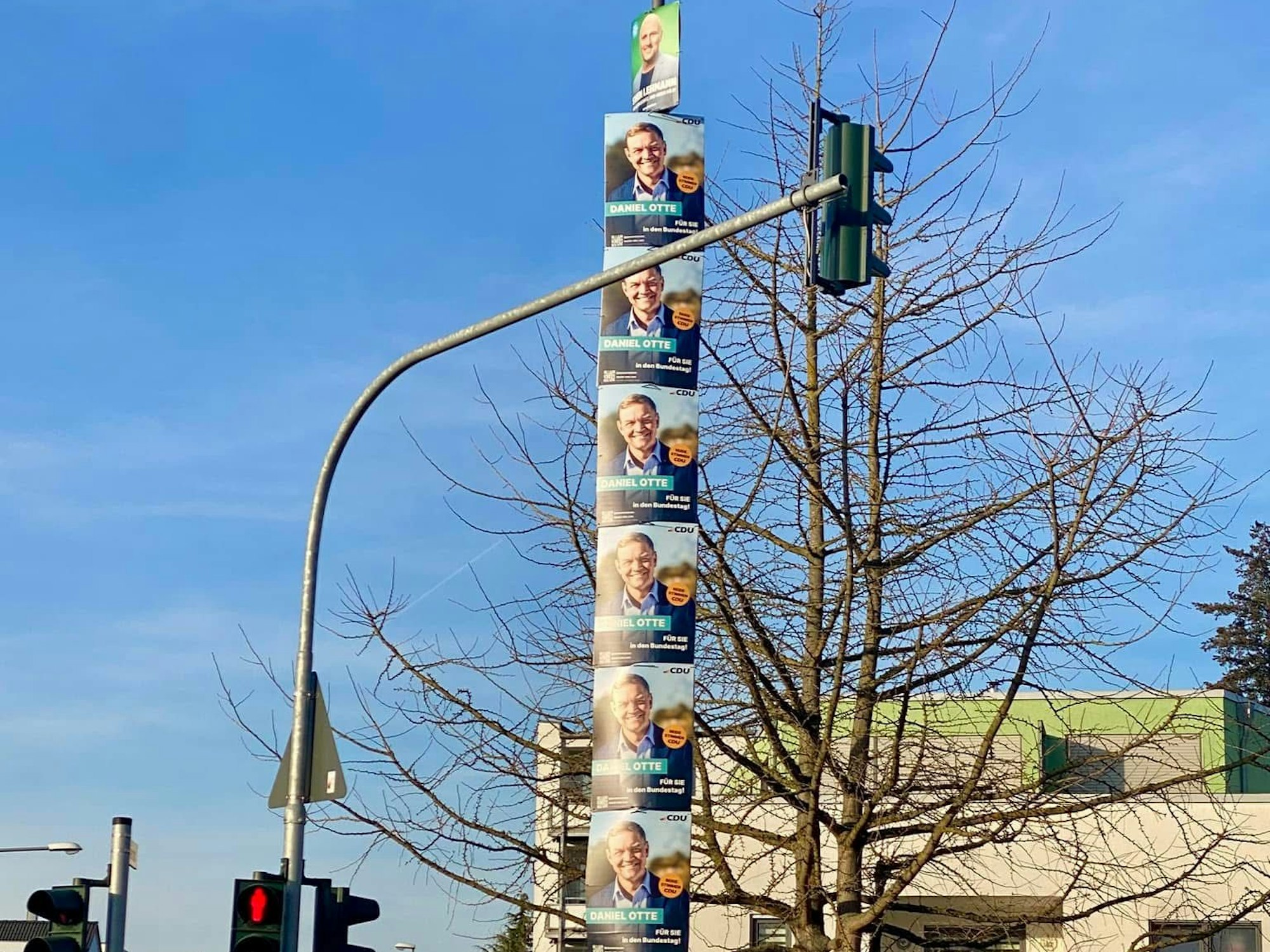 Wahlplakate hängen an einem Lichtmast