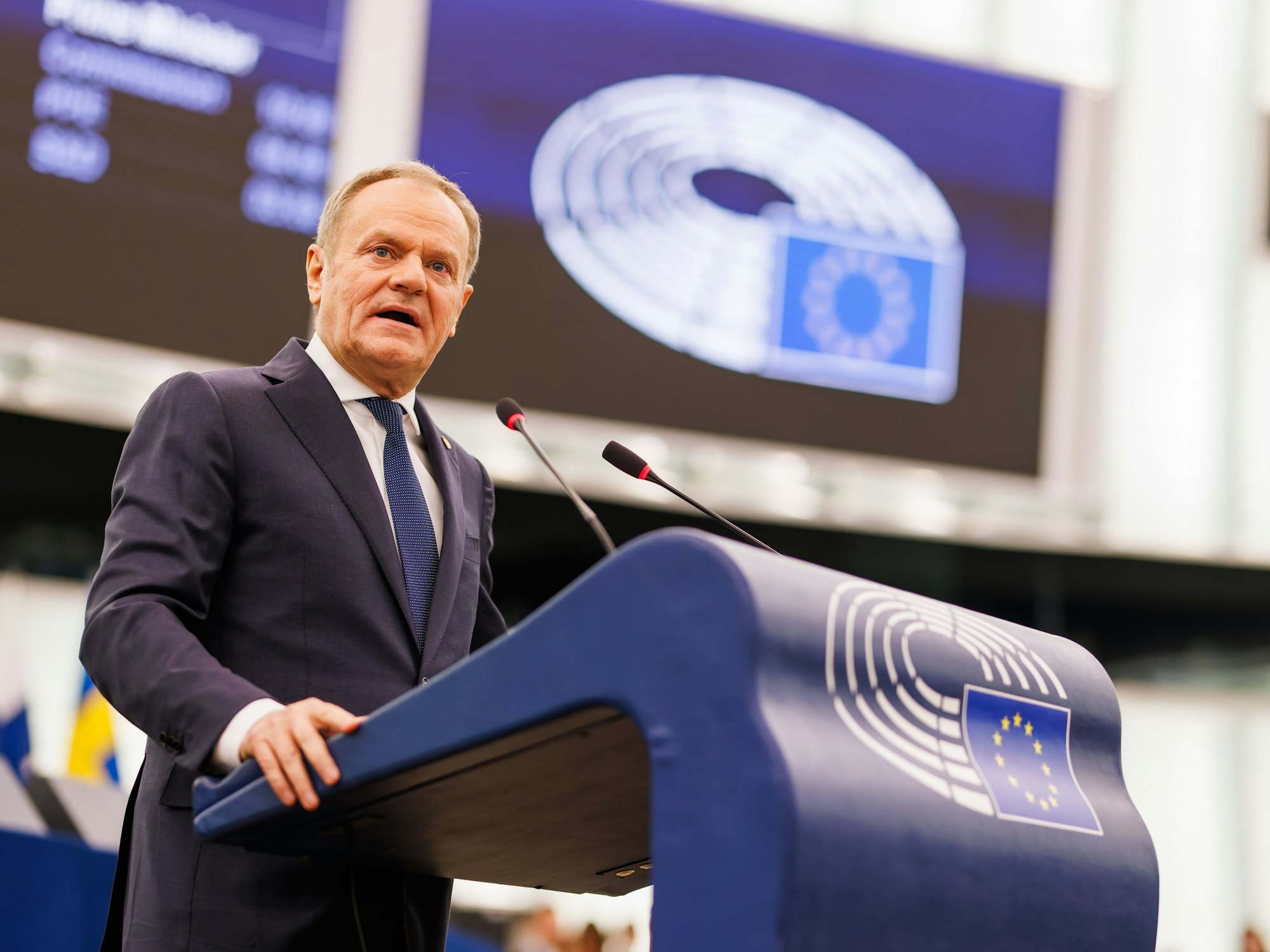 Donald Tusk (Platforma Obywatelska, PO), Ministerpräsident von Polen, steht am 22. Januar 2025 im Gebäude des Europäischen Parlaments und spricht.