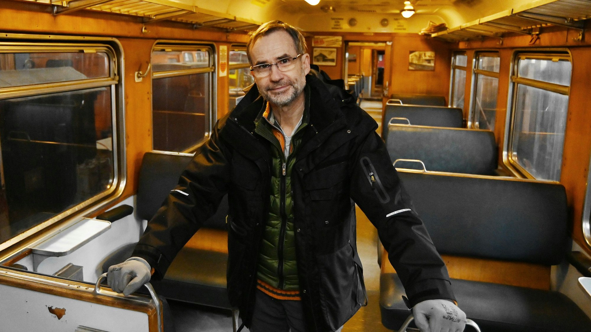 Viel Holz und Polstersitze aus Kunstleder: Was einst ein Alltagsverkehrsmittel war, verströmt heute Klassiker-Atmosphäre.