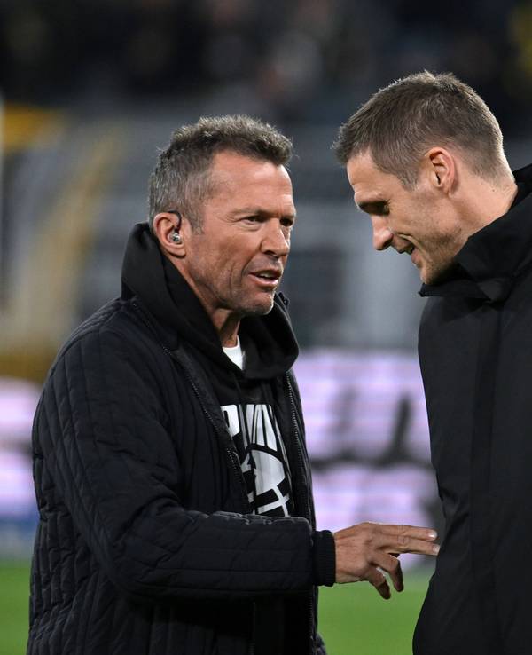 Lothar Matthäus spricht am Rande eines Spiels mit Sebastian Kehl.