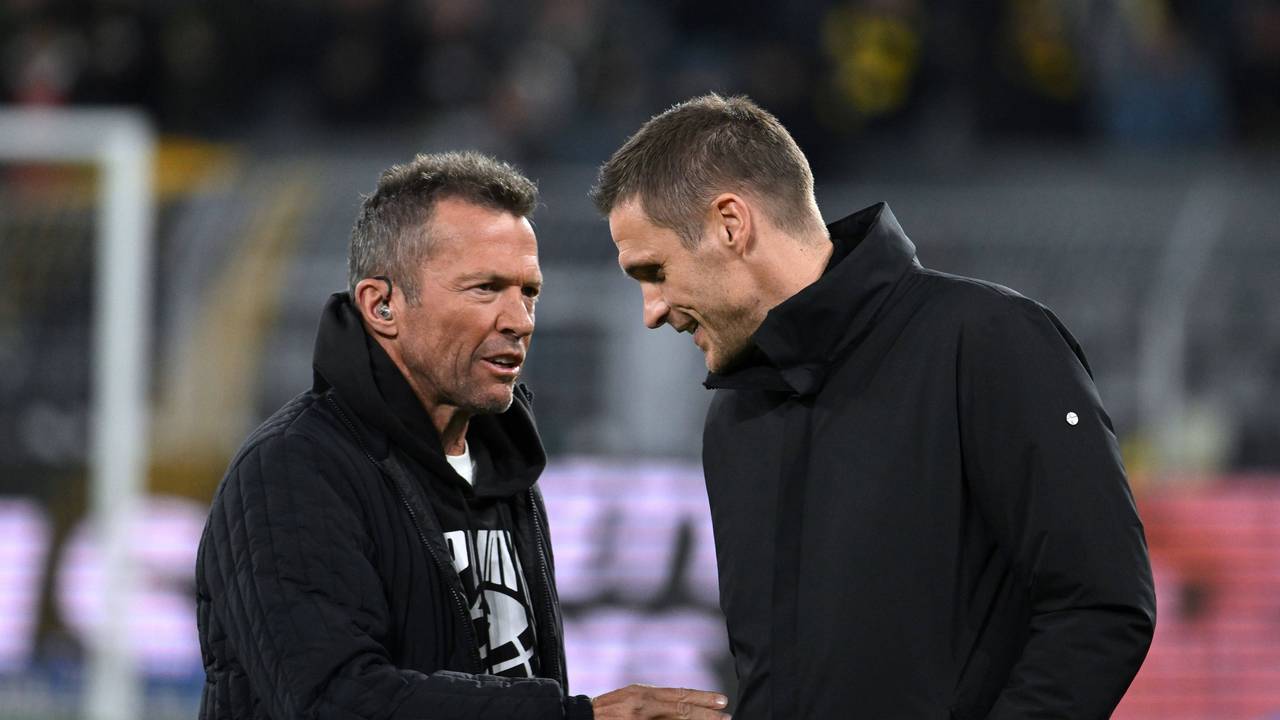Lothar Matthäus spricht am Rande eines Spiels mit Sebastian Kehl.