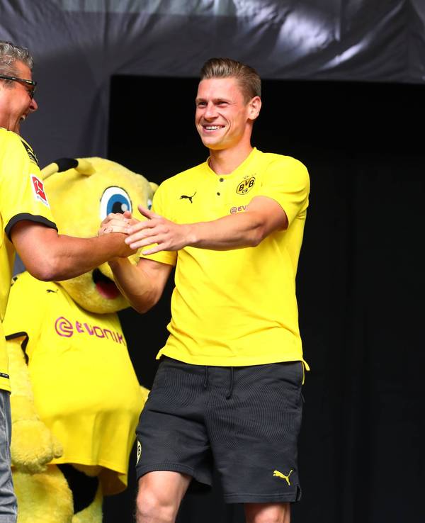 Lukasz Piszczek und Norbert Dickel begrüßen sich.