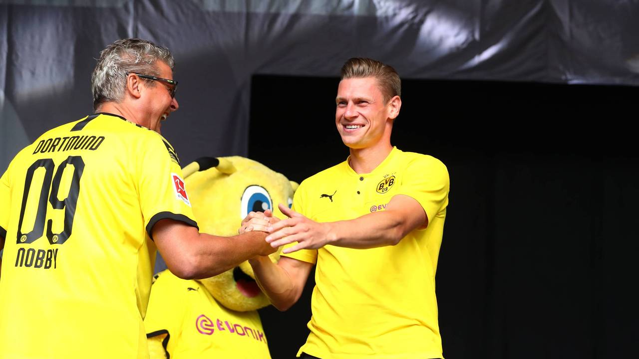 Lukasz Piszczek und Norbert Dickel begrüßen sich.