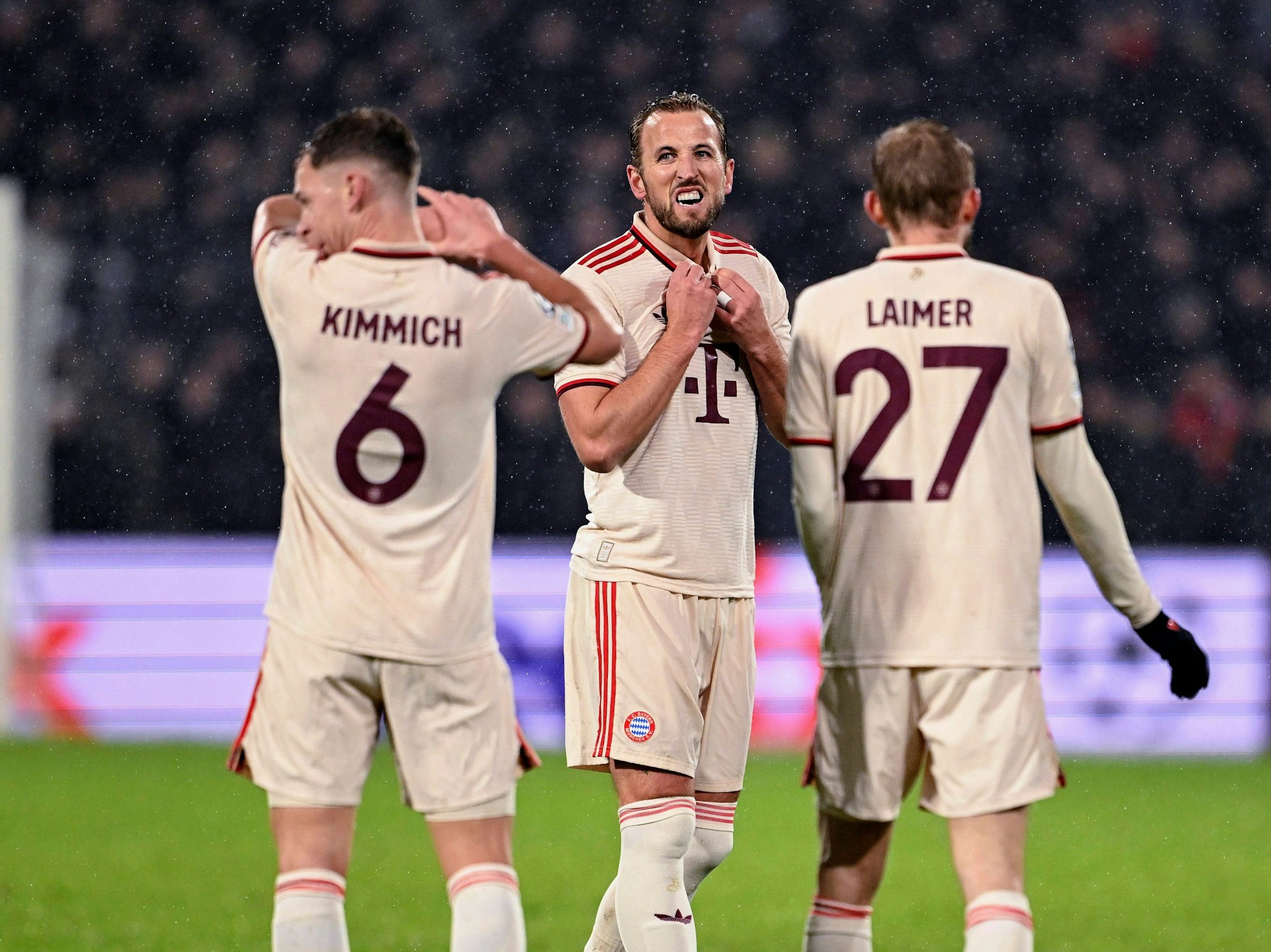 Harry Kane steht enttäuscht auf dem Rasen.