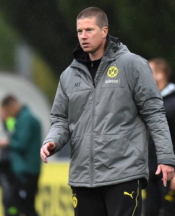 Mike Tullberg bei einem Spiel der U19 von Borussia Dortmund in der Youth League am Spielfeldrand.