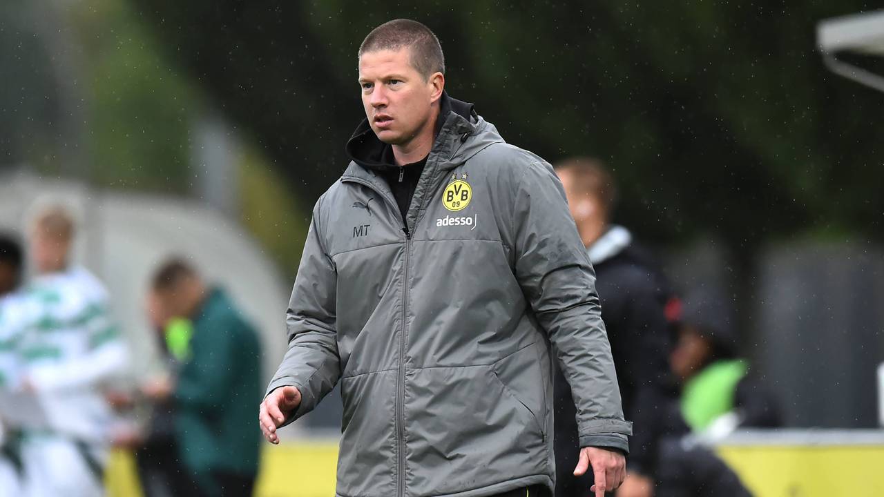 Mike Tullberg bei einem Spiel der U19 von Borussia Dortmund in der Youth League am Spielfeldrand.