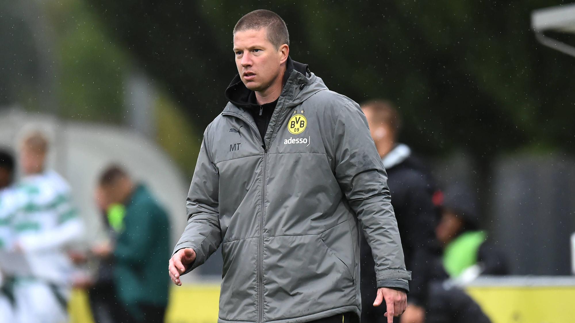 Mike Tullberg steht bei einem Spiel der U19 von Borussia Dortmund am Spielfeldrand.